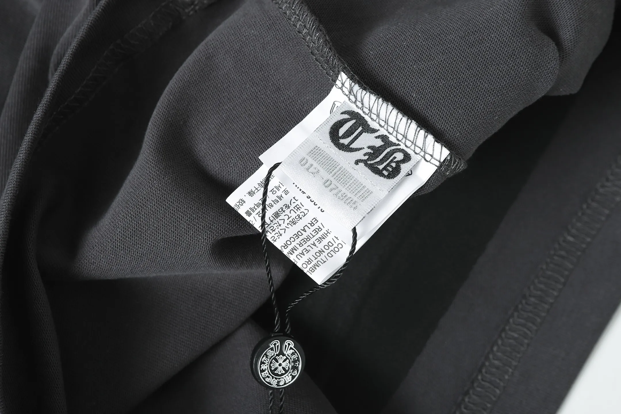 P160 Chrome Hearts CH Chrome Hearts Heavy Industry patch embroidered cross ✝️Short-sleeved T-shirt Use imported Tajima machine embroidery Correctly configured Black 2025 Chrome Hearts nylon bag authentic packaging 260 grams of custom-dyed double-yarn cotton Large version Loose and stylish Differentiated from low version slim and long version The upper body pulls the hips 100% commitment: top quality Do not make fast food The highest version on the market Top quality - different from those ordinary versions on the market If you care about quality, you should also respect the price. Absolutely 0 after-sales service and 0 return rate so far. It’s hard not to love the style - 260g custom-dyed double yarn fabric - Correct high-density main mark, washed tag, hand-sewn